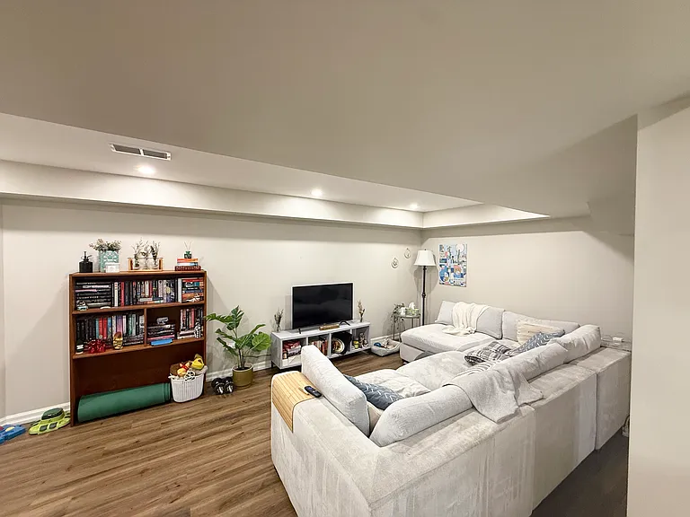 930 Mayfair Cres #2 — Photo 7