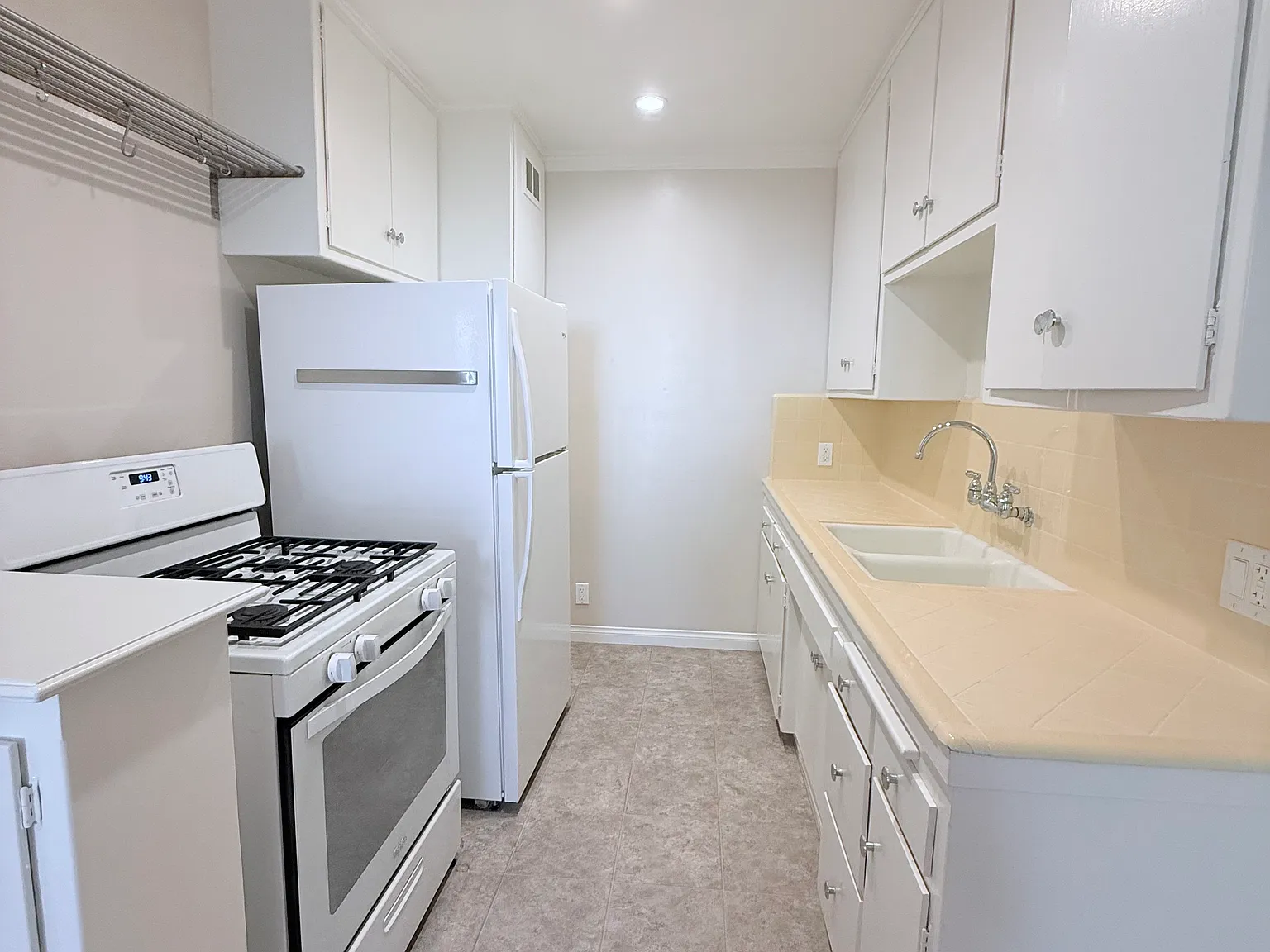 2 bed, 900 sqft, $2,595 — Photo 3