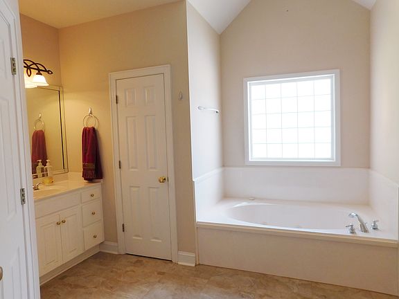 MASTER BATH JETTED TUB