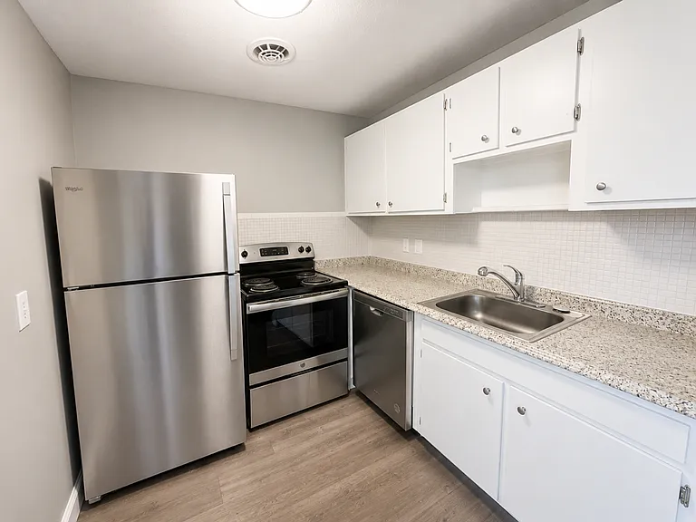 Courtview Square Apartments — Photo 4