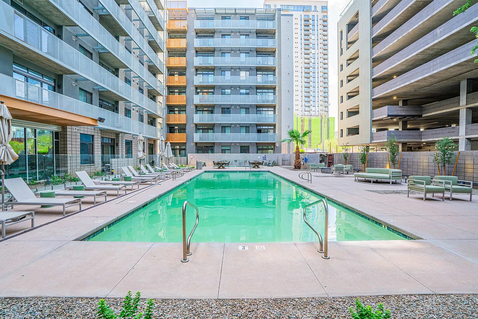 1 bed, 1.0 bath, 667 sqft, $4,593 — Photo 3