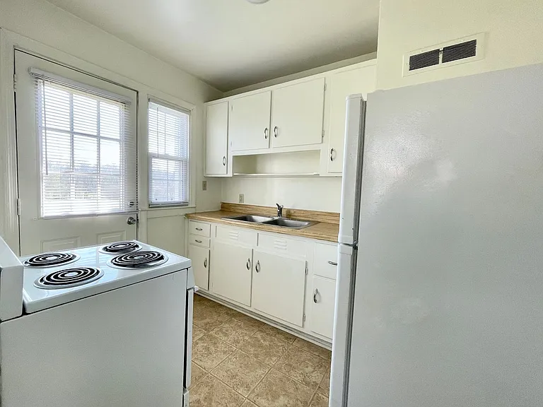 Latham Park Manor — Photo 10