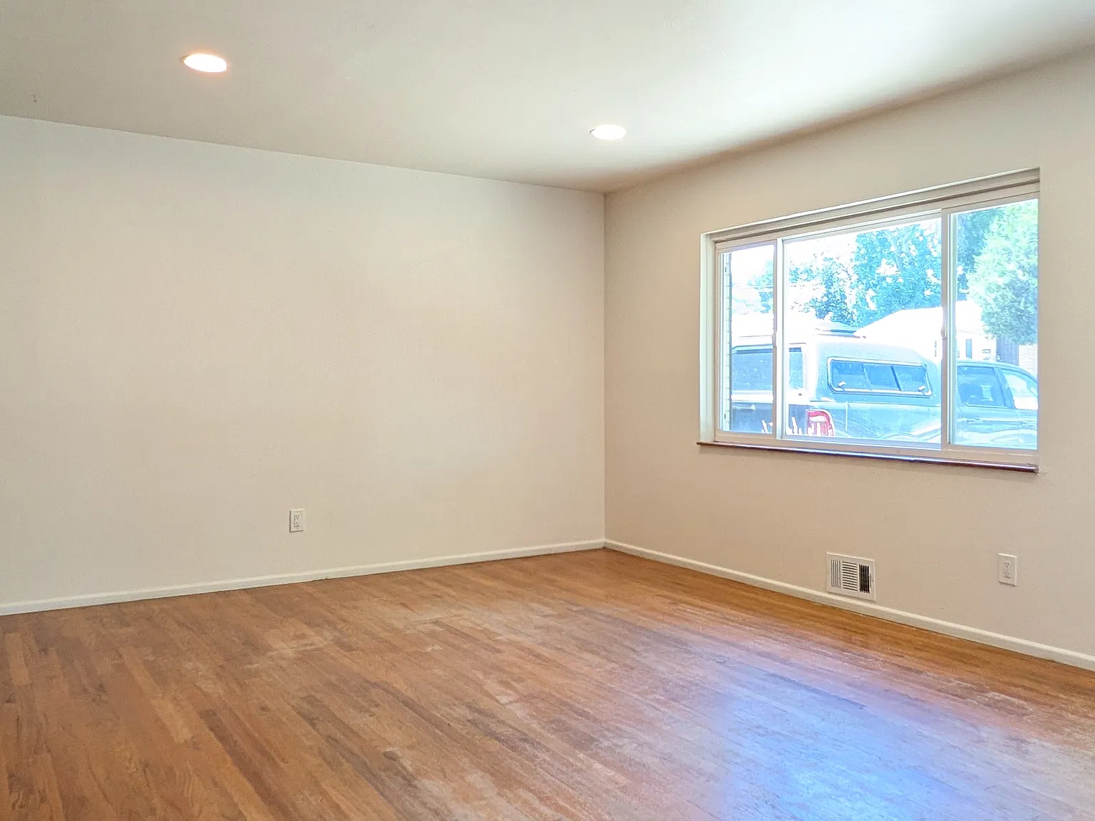 5 bed, 2192 sqft, $3,000 — Photo 2