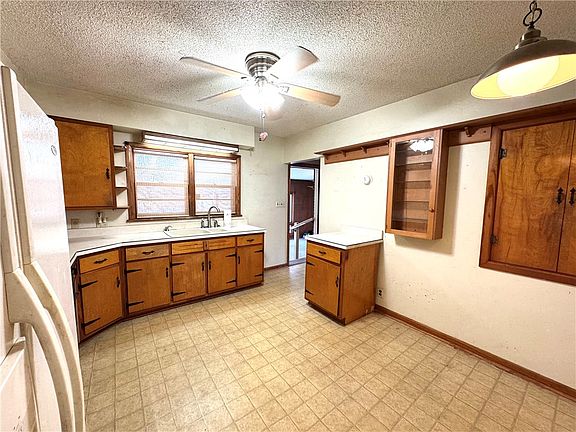 5th image of 222 Cedar Ave