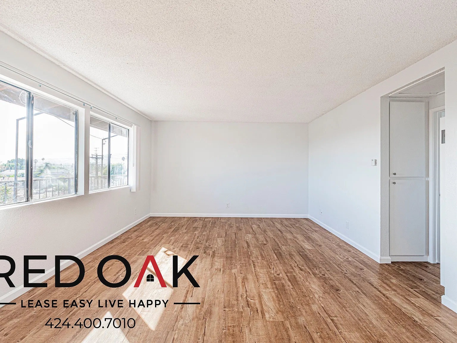 ~Low Deposit~ Light-Filled 1-Bed With Hardwood-Style Floors, On-Site Laundry And Parking Included... — Photo 3