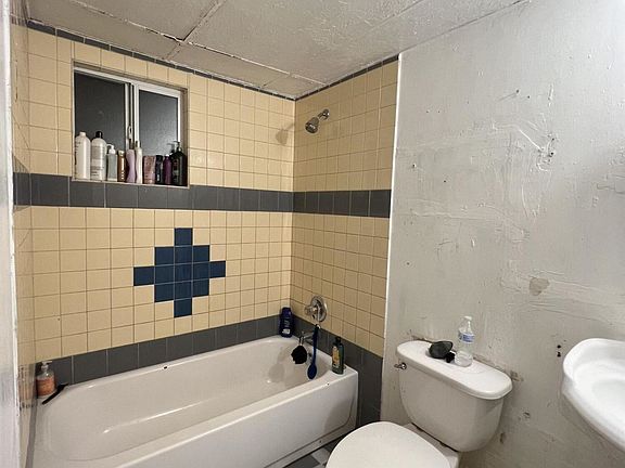 5th image of 2506 E Allan St