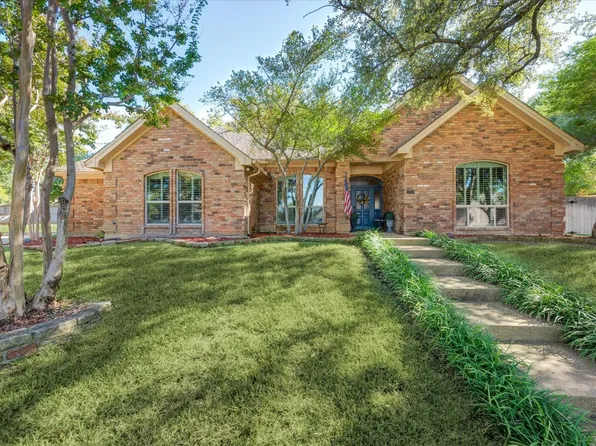 2208 Edgewater Ct, Bedford, TX 76021