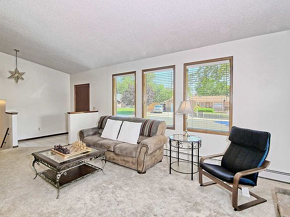 3rd image of 613 E Indian Creek Dr