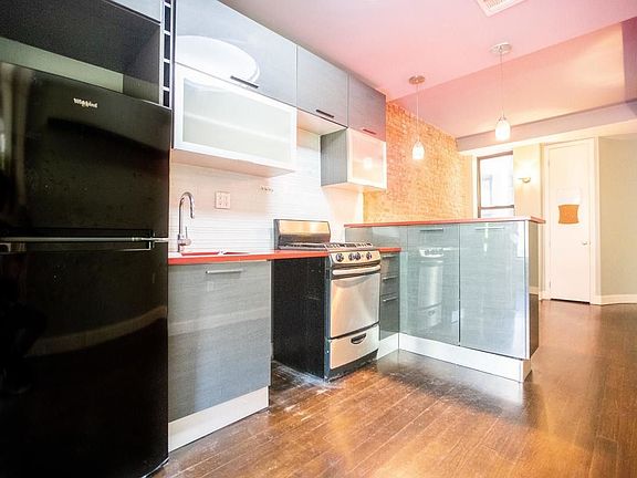 2nd image of 524 Chauncey St #L2