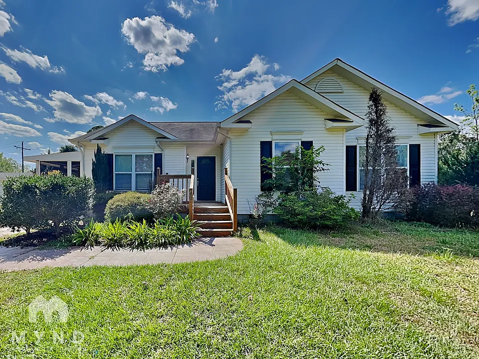 40 Strawberry Hill Ln