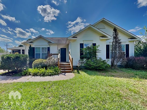 40 Strawberry Hill Ln