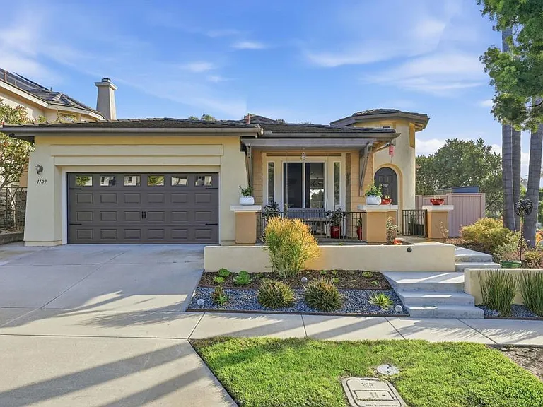 1109 Hampton Ct — Photo 3