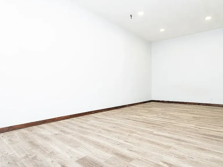 307 Scholes St #102 — Photo 6