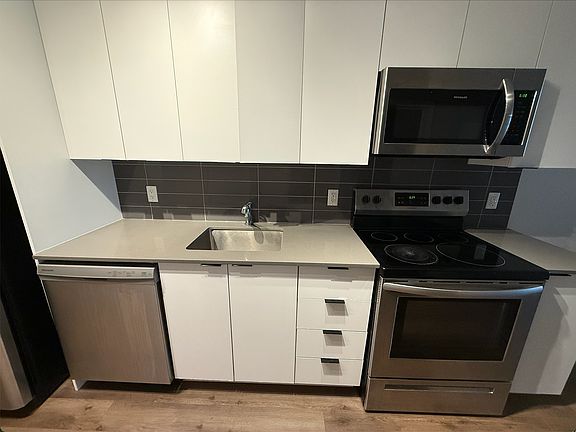 5th image of 305 Rideau St