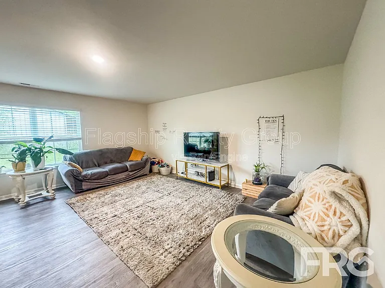 1028 Riverstone Dr — Photo 8