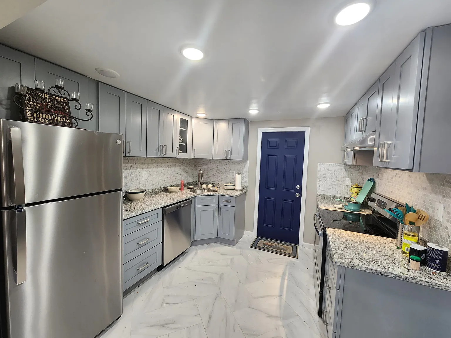 3 bed, 700 sqft, $1,825 — Photo 2