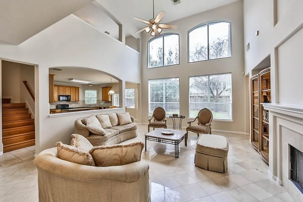 4 bed, 2.5 bath, 3201 sqft, $3,050 — Photo 4