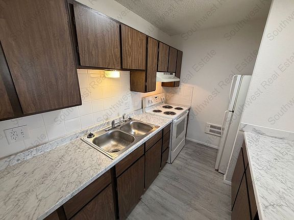2nd image of 1633 Cameo St #C