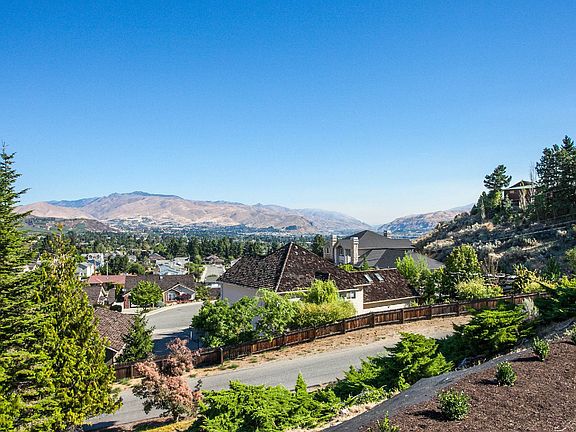 3rd image of 1729 Canyon Crest Dr