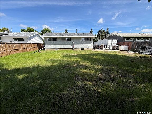 3rd image of 915 Maple DRIVE