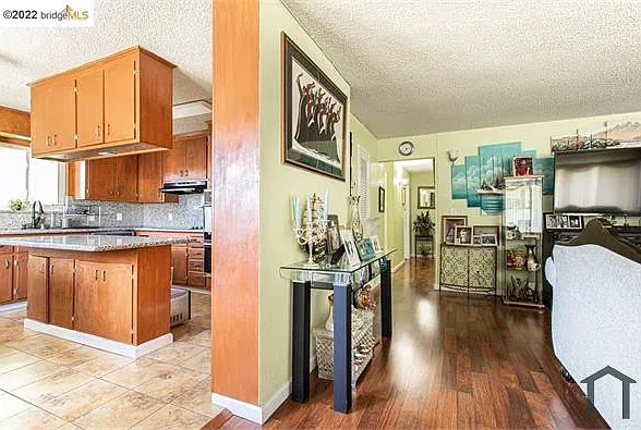 3 bed, 1200 sqft, $3,724 — Photo 4