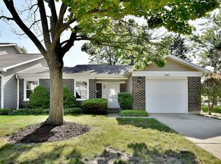 247 Pebble Creek Dr, Bloomingdale, IL 60108