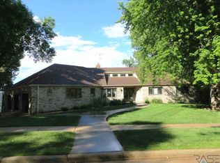 516 E Plum Creek Rd, Sioux Falls, SD 57105