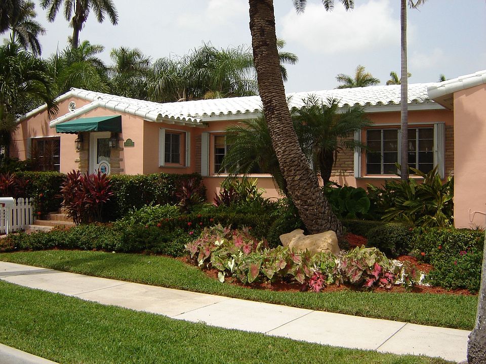 Oversized corner lot, steps to lake