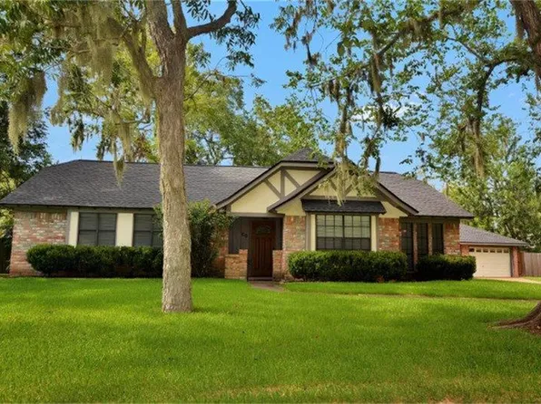 60 Poplar Ct, Lake Jackson, TX 77566