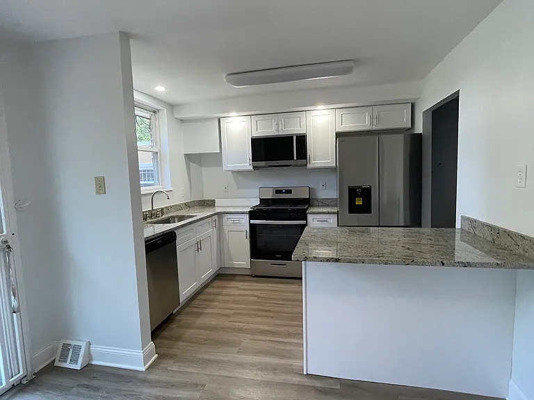 1021 W Oxford St — Photo 5