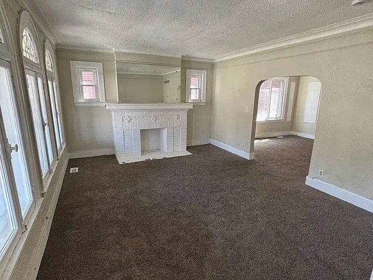 2669 Glendale St — Photo 2