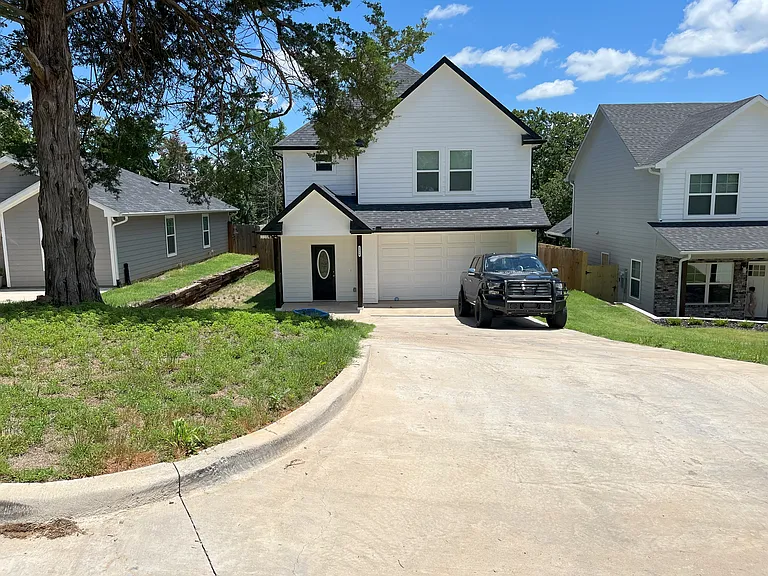 1116 S Tone Ave — Photo 2
