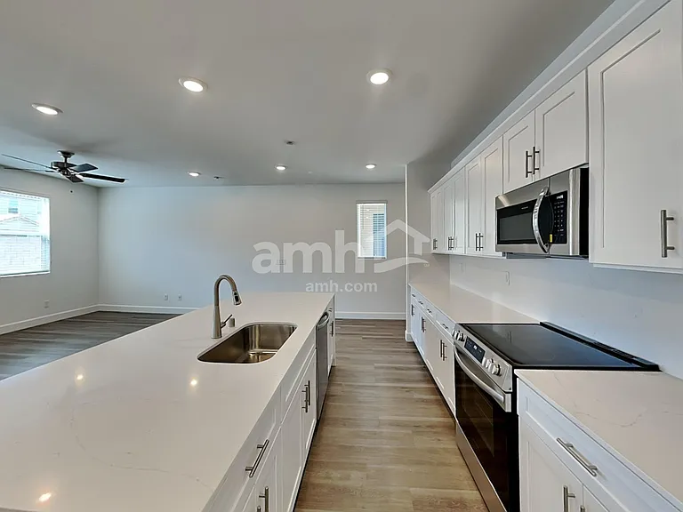 6459 Rush Ave — Photo 4
