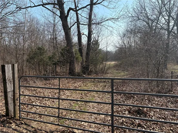 Goshawk Ln, Farina, IL 62838