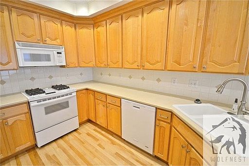 5th image of 375 E 9th Ave