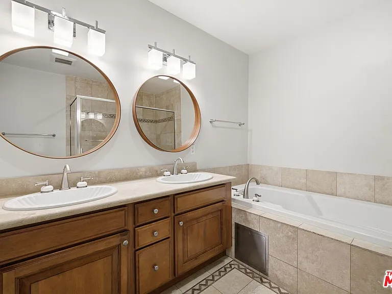 1838 Westholme Ave #203 — Photo 32