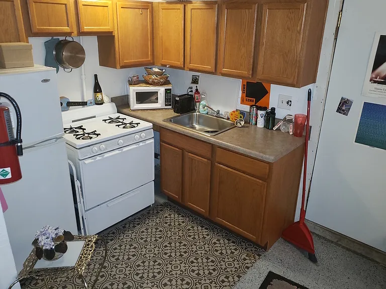 518 N Van Buren St #4 — Photo 2
