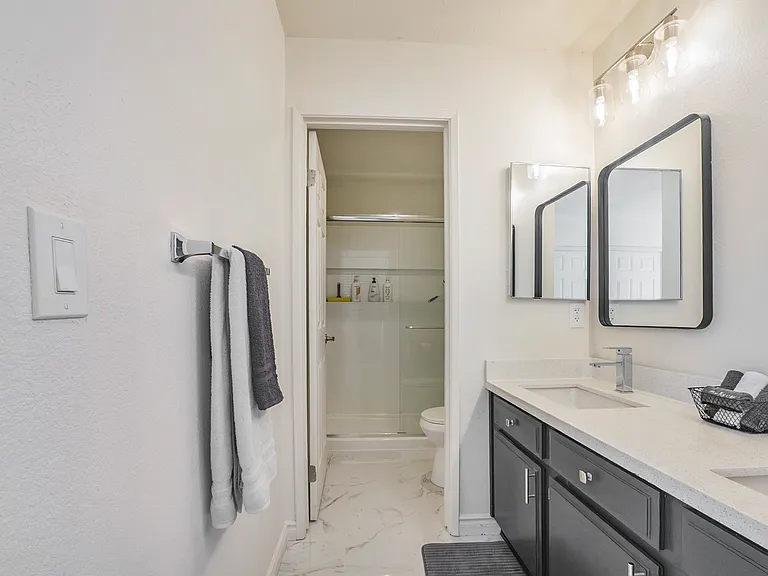 En suite full bathroom with double vanity for bedroom #1