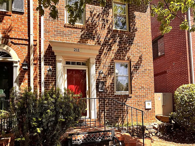 211 Oronoco St — Photo 1