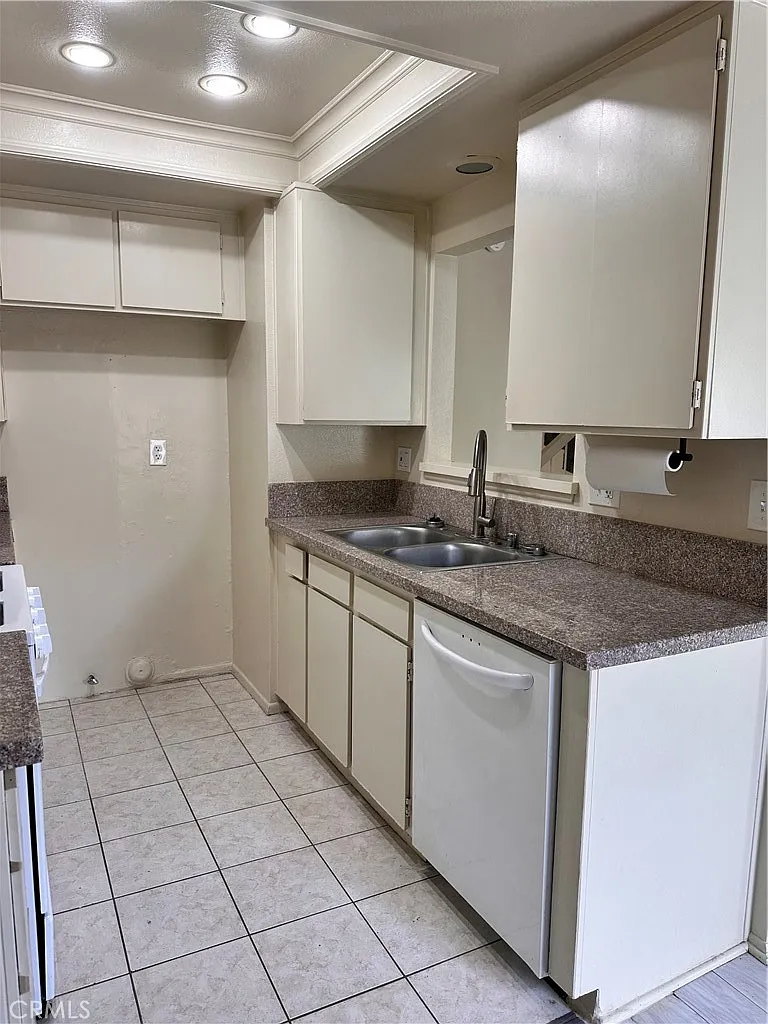 2 bed, 2.5 bath, 1025 sqft, $3,200 — Photo 4