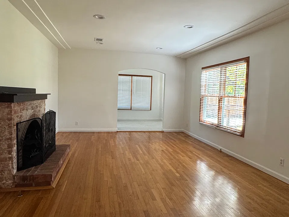 14135 Emelita St