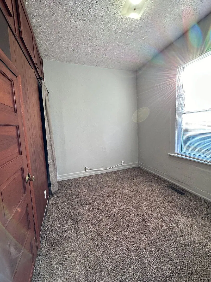 914-918 Roberts Street — Photo 3