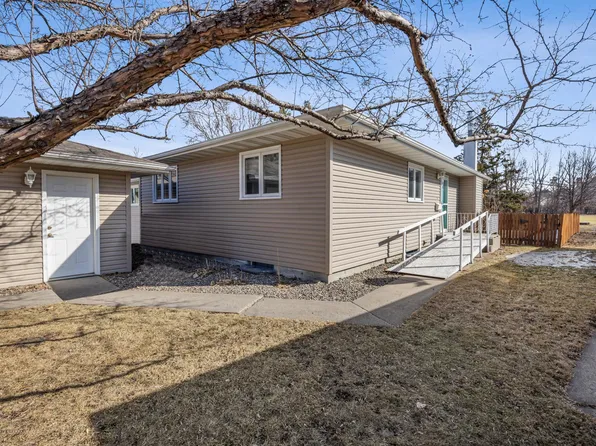 2514 Country Club Pkwy, Moorhead, MN 56560
