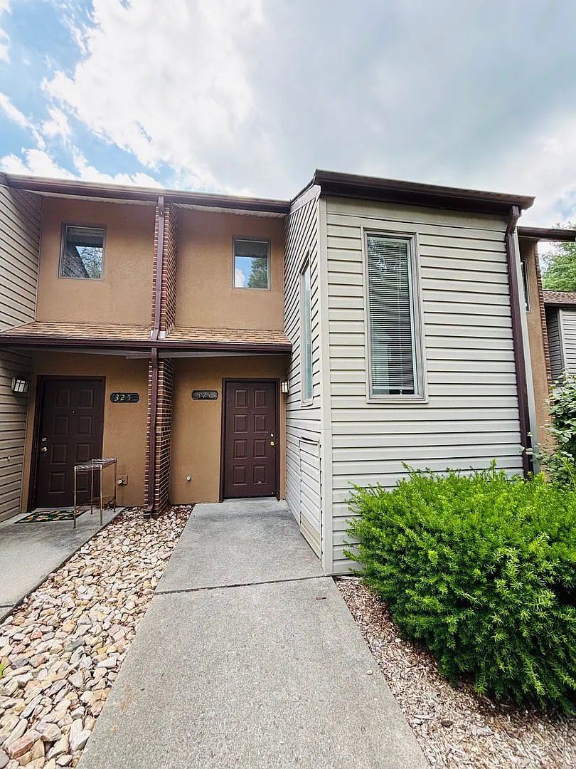 3 Bedroom 2.5 Bath Townhouse — Photo 1