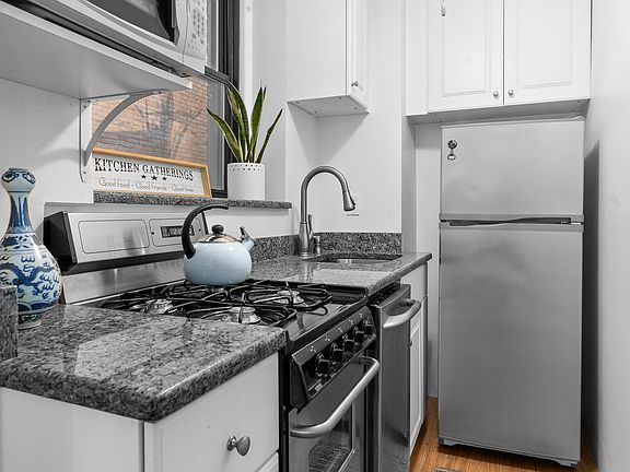 5th image of 135 W 58th St APT 3D
