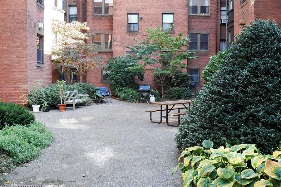 2nd image of 31 Lakeville Rd APT 1A