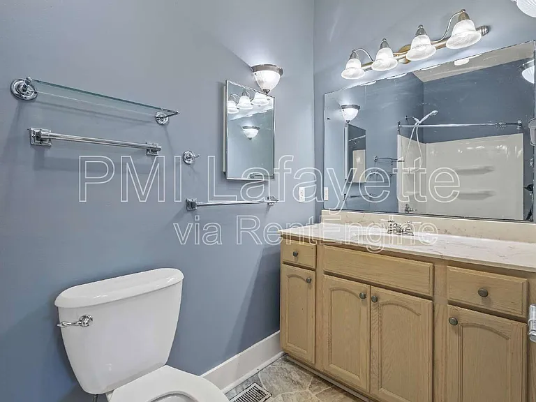 403 S East St — Photo 10