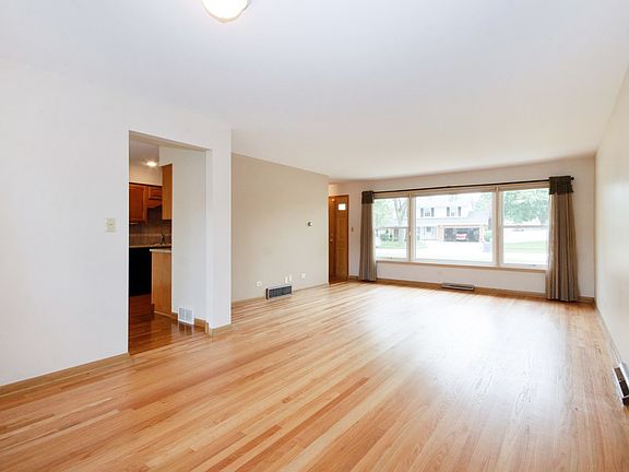 3rd image of 10616 Lockwood Ave