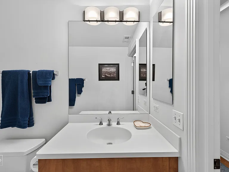 565 W Quincy St — Photo 14