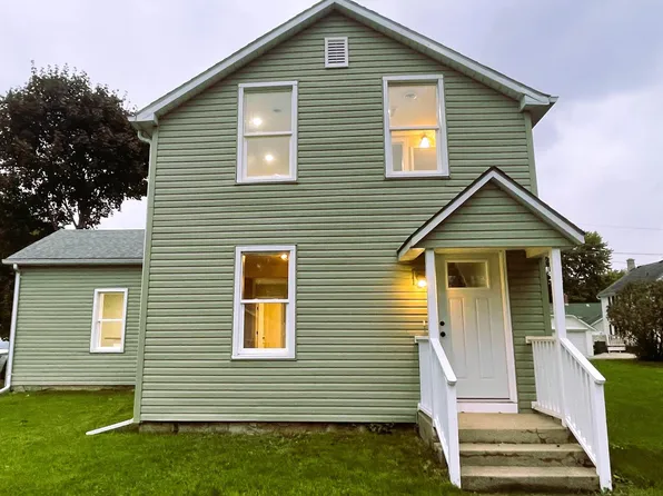 608 S Mechanic St, Decorah, IA 52101
